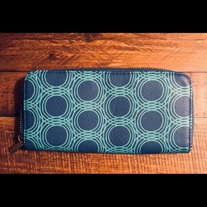 Blue circle wallet full of organizing pockets NWOT